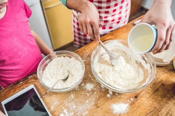 Daughter and mother making pizza dough — Stock Photo, Image