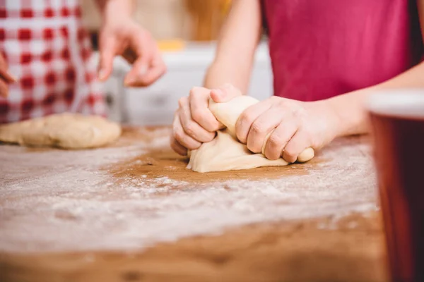 Daughter helping mother — Stock Photo, Image