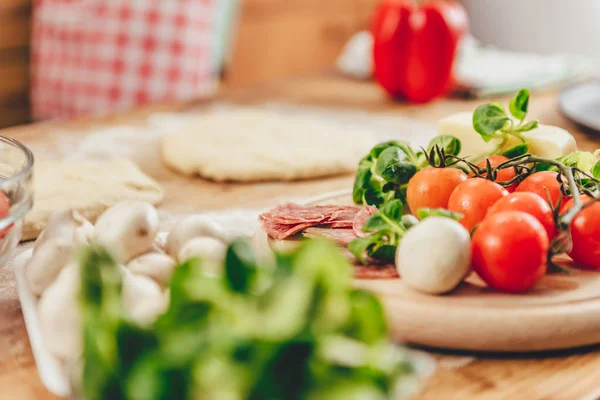 Zutaten zum Kochen von Pizza — Stockfoto