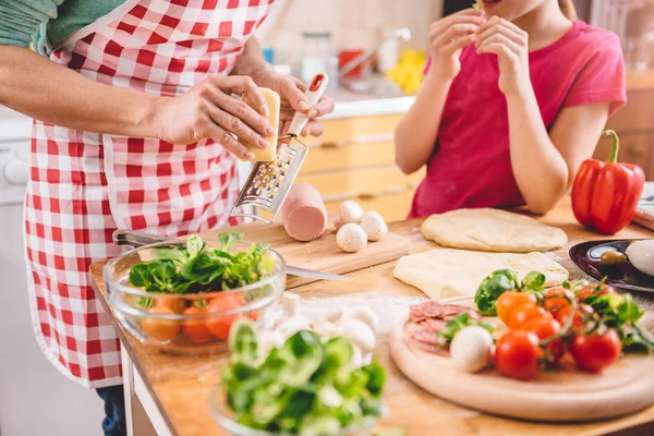 Mother and daughter preparing pizza — Stock Photo, Image
