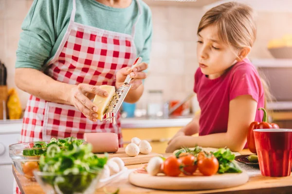 Anne ve kızı pizza hazırlıyor. 