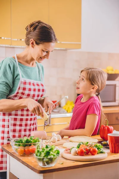 Madre e figlia in cucina domestica — Foto Stock