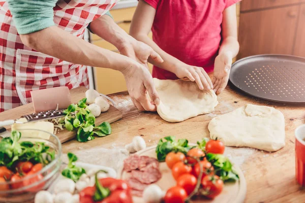 Anne ve kızı mutfakta.