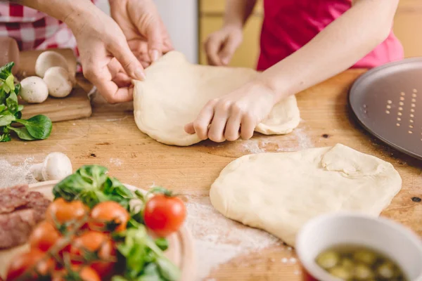 Anne ve kızı mutfakta.