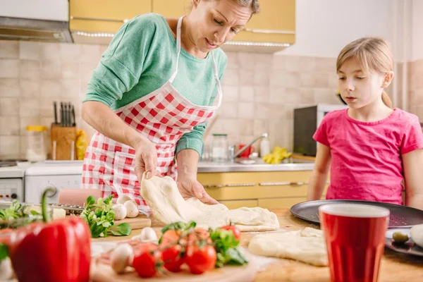 Anne ve kızı evde mutfak