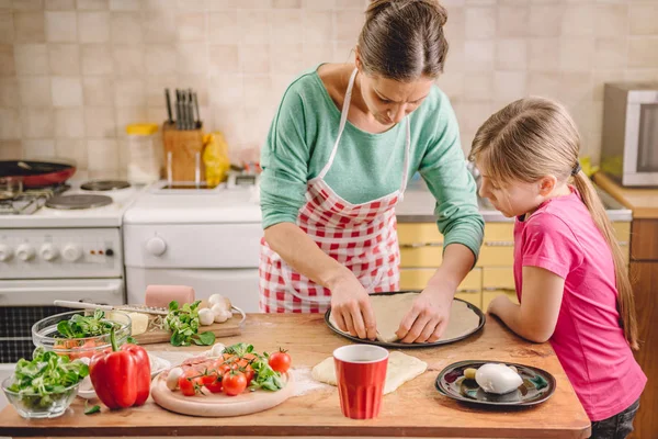 Anne ve kızı evde mutfak