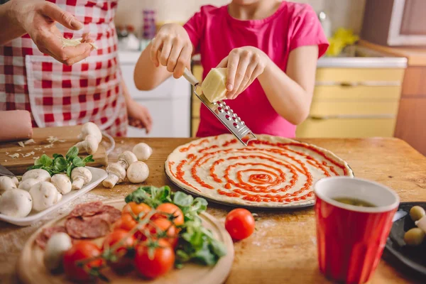 Anne ve Kız Pizza Pişiriyor 