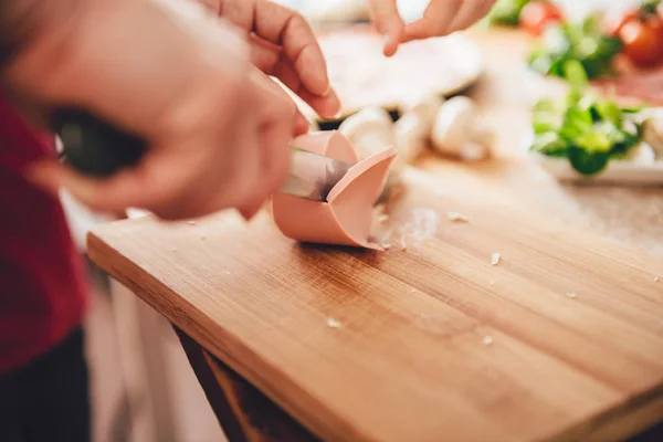 Kvinna som skivning salami — Stockfoto