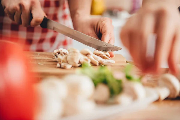 Woman slicing mushrooms — Stock Photo, Image