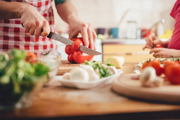 Mor och dotter matlagning — Stockfoto