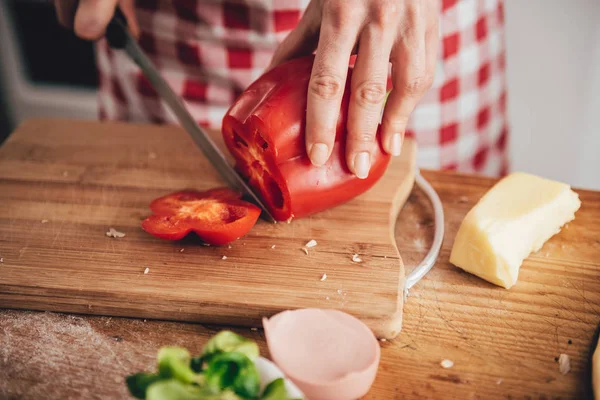 Woman slicing paprika — Stock Photo, Image