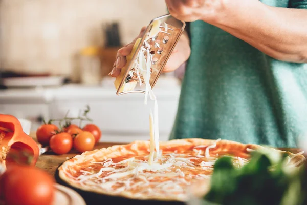 Närbild av matlagning pizza — Stockfoto