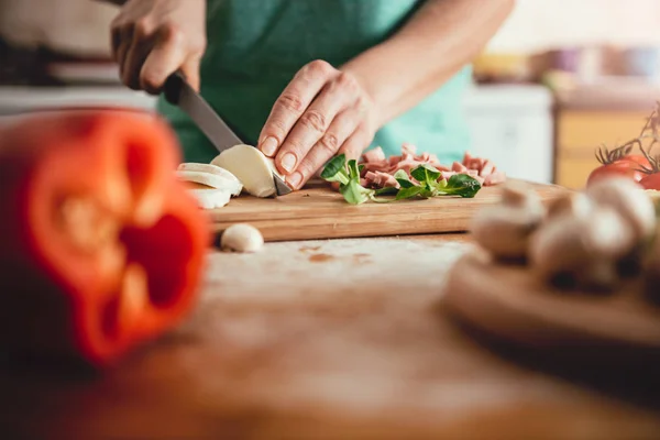 Vrouw mozzarella kaas snijden — Stockfoto