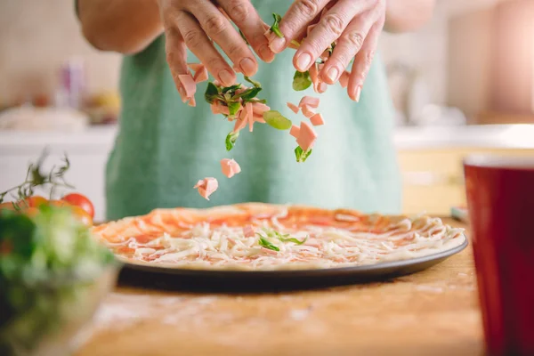 Kvinnan matlagning pizza — Stockfoto