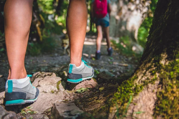 Anne ve kızı hiking — Stok fotoğraf