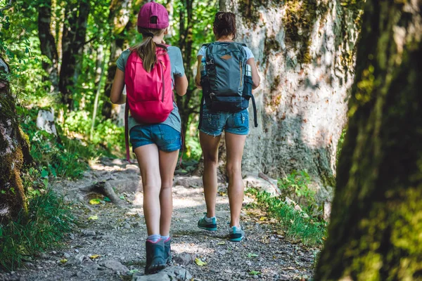 Anne ve kızı hiking — Stok fotoğraf