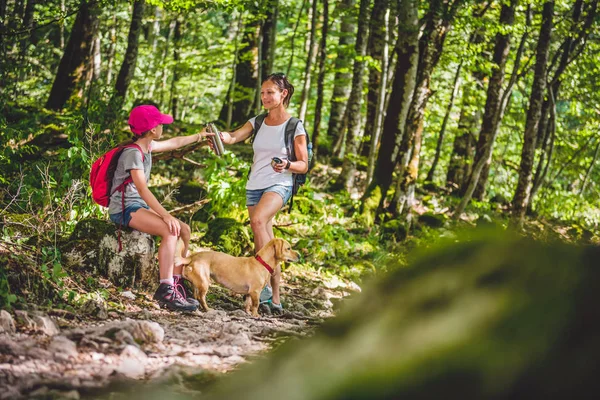 Mãe e filha descansando na floresta — Fotografia de Stock