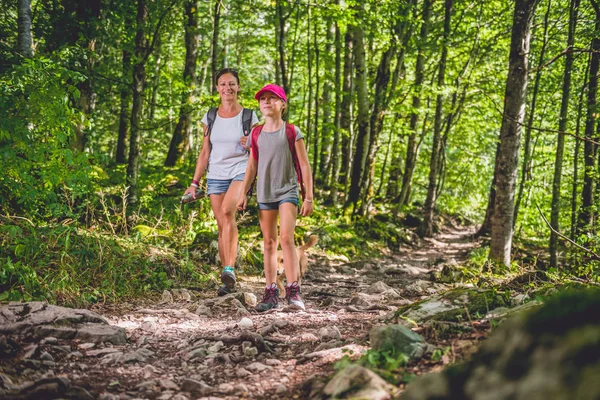 Anne ve kızı hiking — Stok fotoğraf