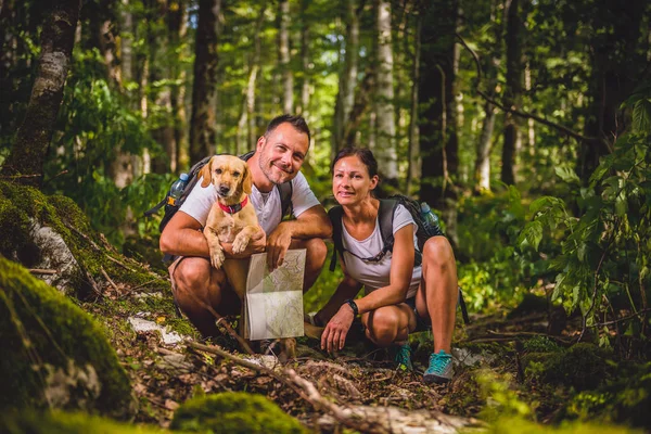 Paar mit kleinem gelben Hund — Stockfoto