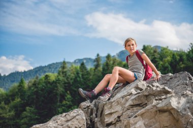 Uzun yürüyüşe çıkan kimse dağ tepe iner