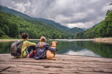 Anne ve kızı dinlenme ile
