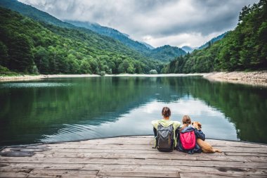 Anne ve kızı iskelede dinlenme 