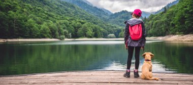 Küçük sarı köpek ile kız