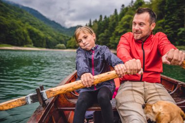 Baba ve kızı ile köpek