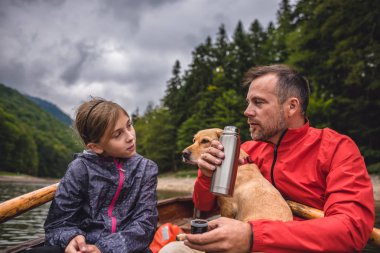 Baba ve kızı ile köpek