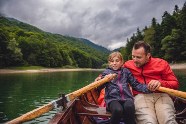 Baba ve kızı kürek teknesi