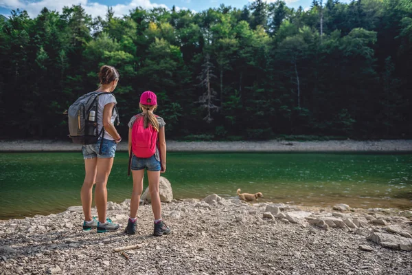 Mutter und Tochter ruhen sich am See aus — Stockfoto