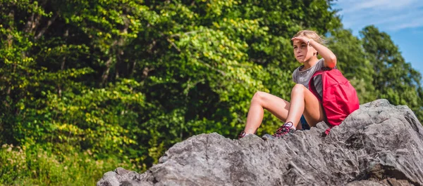 Bir kayanın üzerinde oturan kız — Stok fotoğraf