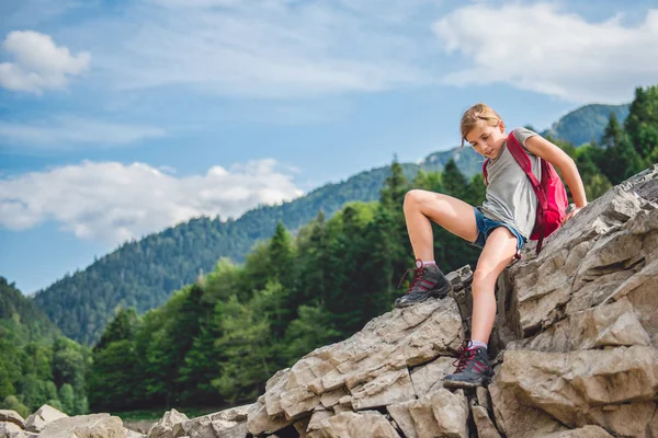 Hiker descends the mountain — Stock Photo, Image