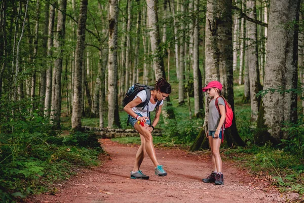 Moeder toepassen mosquito repellent — Stockfoto