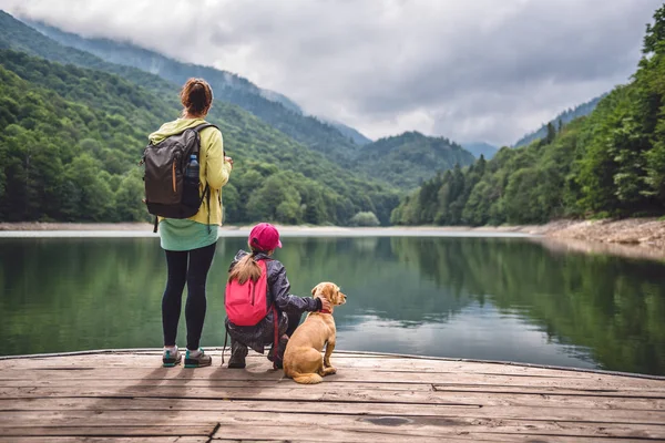 Anne ve kızı pier üzerine — Stok fotoğraf