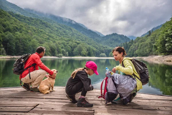 Rodina s malými žlutý pes — Stock fotografie