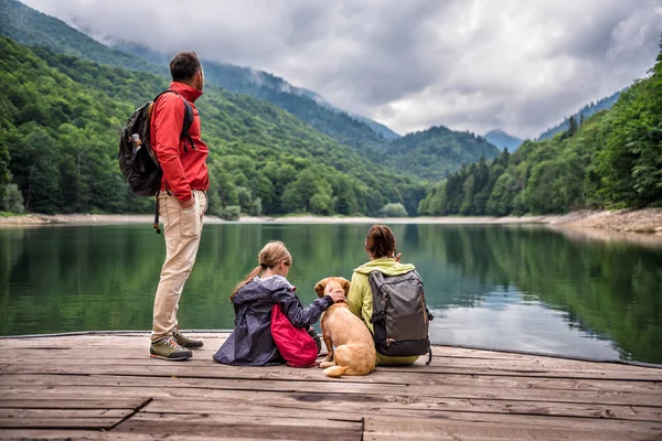 Familia con perro amarillo pequeño — Foto de Stock