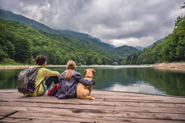 Anne ve kızı dinlenme ile — Stok fotoğraf