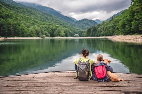 Madre e hija en el muelle — Foto de Stock