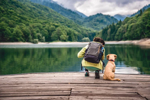 Femeie cu câine pe dig — Fotografie, imagine de stoc