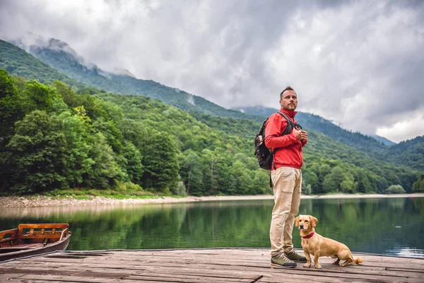 Adam ile küçük sarı köpek — Stok fotoğraf