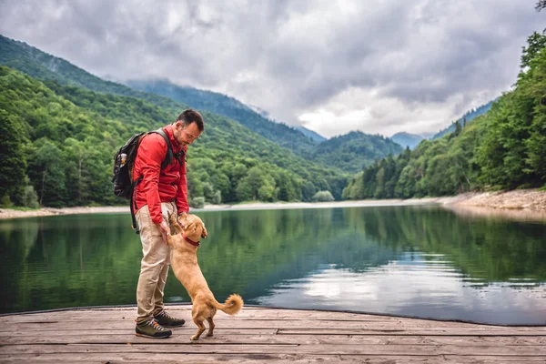 Adam ile küçük sarı köpek — Stok fotoğraf