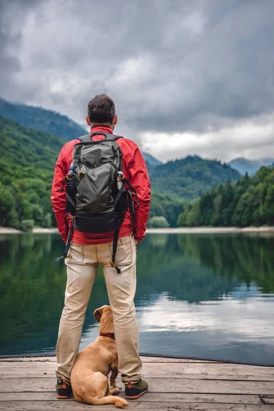 Adam ile küçük sarı köpek — Stok fotoğraf