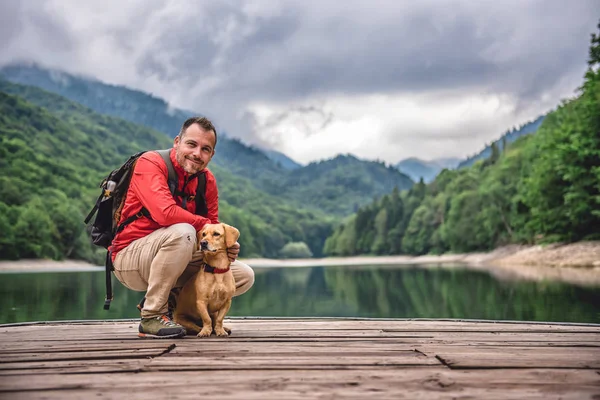 Turista se psem na molu pózuje — Stock fotografie