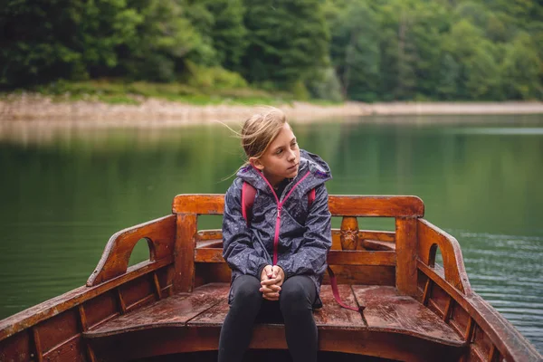 Дівчина сидить у дерев'яному човні — стокове фото