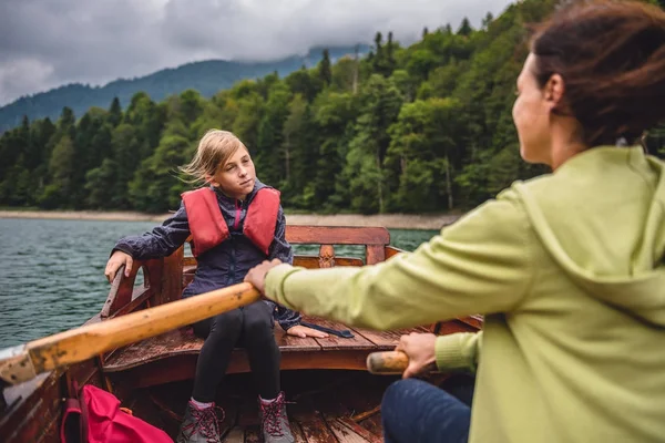 Matka i Córka, wioślarstwo łódź — Zdjęcie stockowe