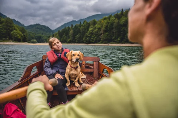 Mother and daughter rowing boat — Stock Photo, Image