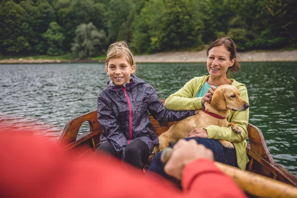 Familia con perro amarillo pequeño — Foto de Stock