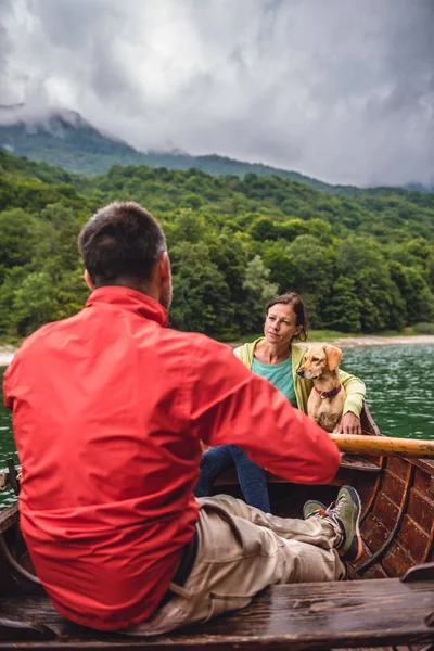 Couple with small yellow dog — Stock Photo, Image