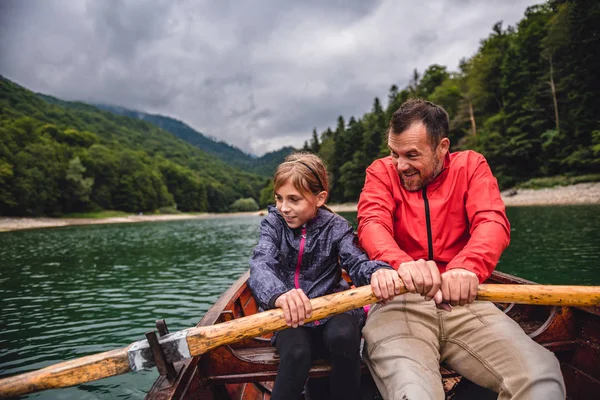 Батько і дочка веслують на човні — стокове фото